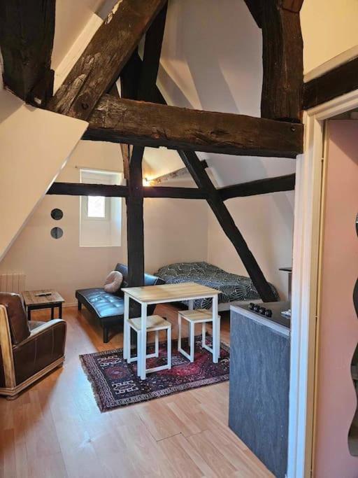 Le Petit Medieval Apartment Montlucon Luaran gambar