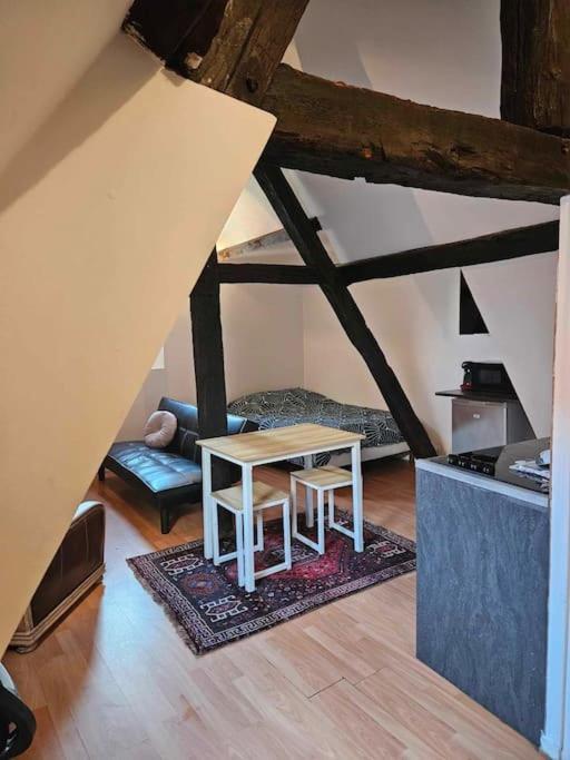 Le Petit Medieval Apartment Montlucon Luaran gambar